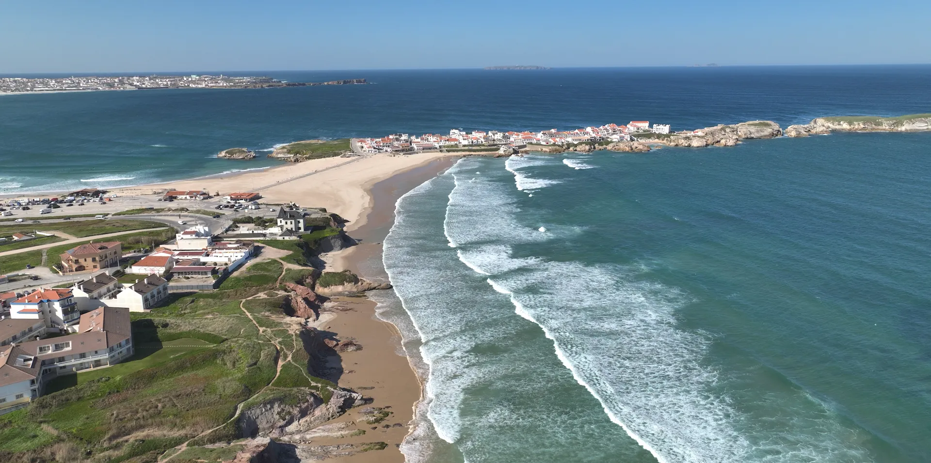 Vista aerea della penisola di Baleal Peniche con spiaggia onde e villaggio - Surfness Lodge surf house Portugal