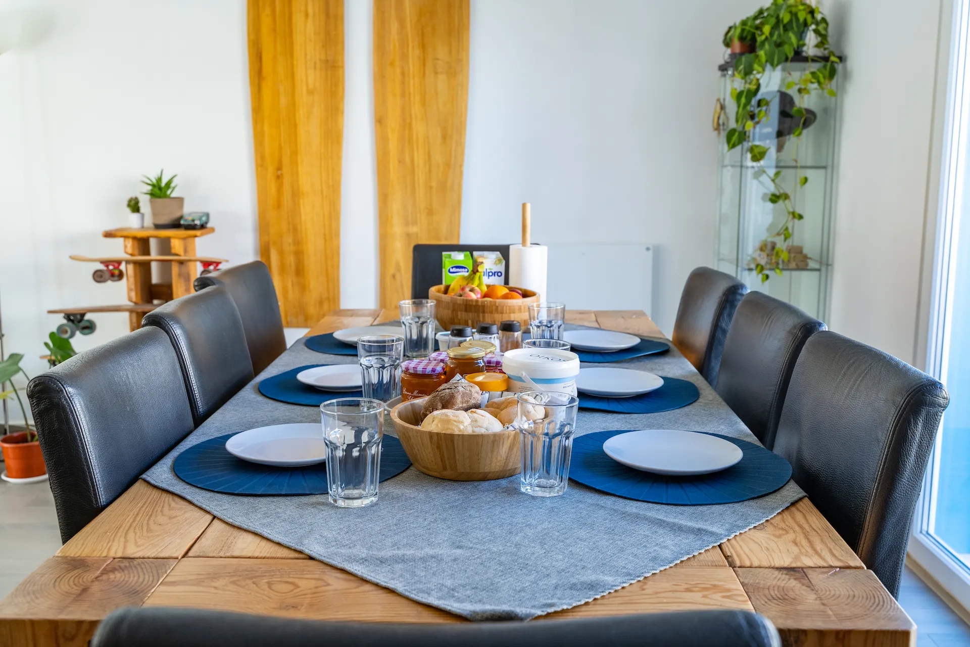 Colazione inclusa al Surfness Lodge Baleal Peniche - tavola apparecchiata con pane fresco frutta e marmellate