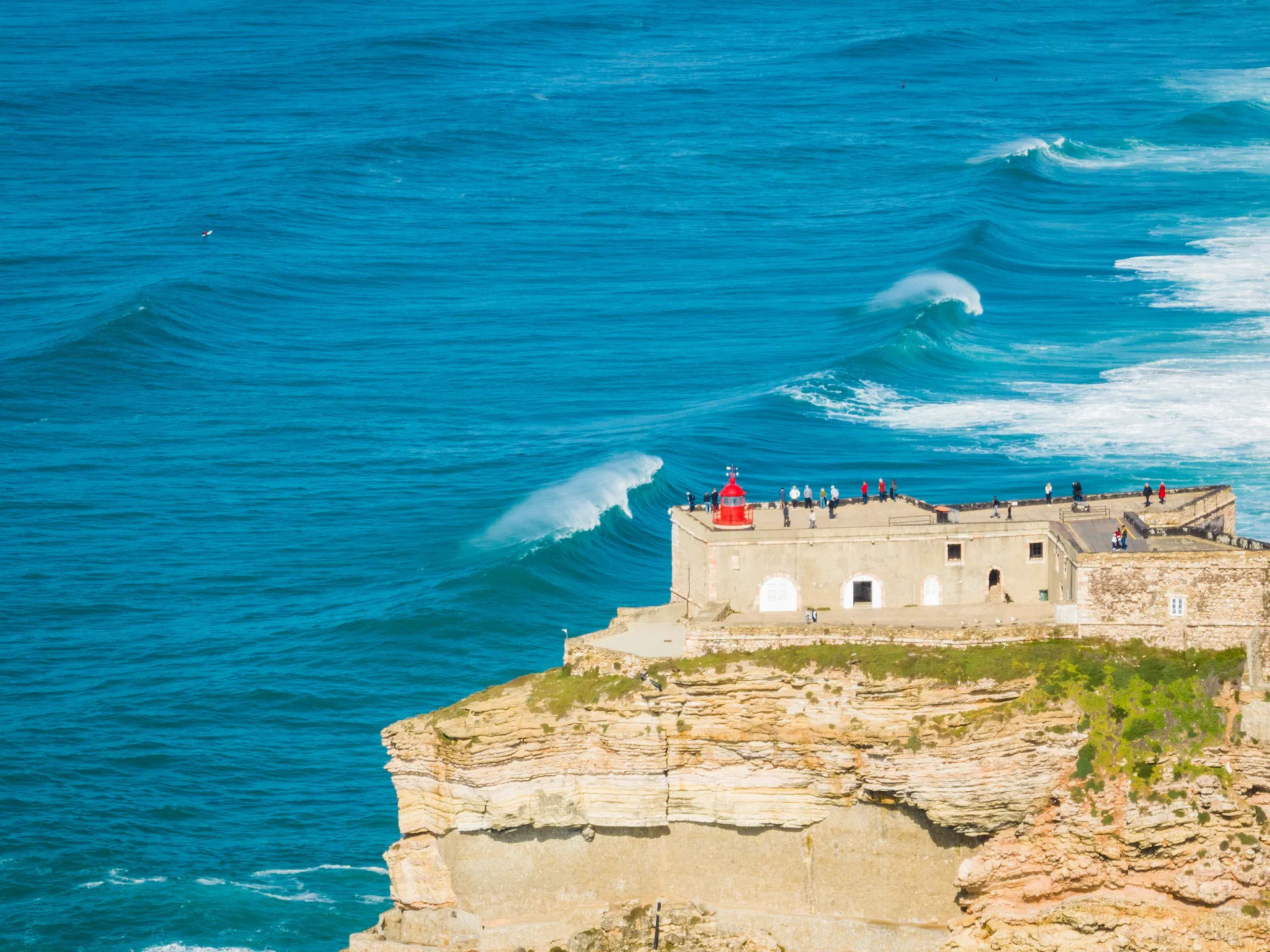 Onde giganti a Nazaré viste dal Forte de São Miguel Arcanjo - big wave surf vicino a Surfness Lodge Baleal Peniche Portugal