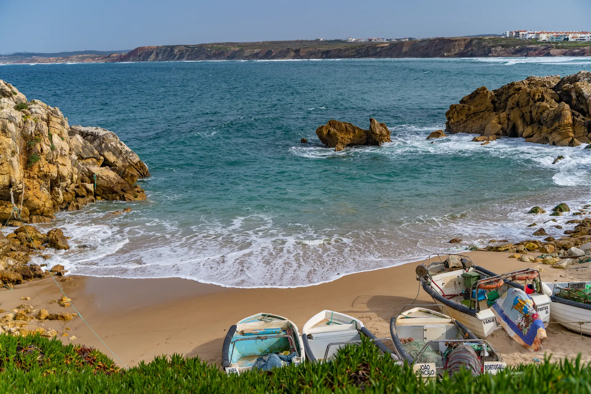 Spiaggia di Baleal Peniche con barche dei pescatori e scogliere - surf beach vicino a Surfness Lodge Portugal