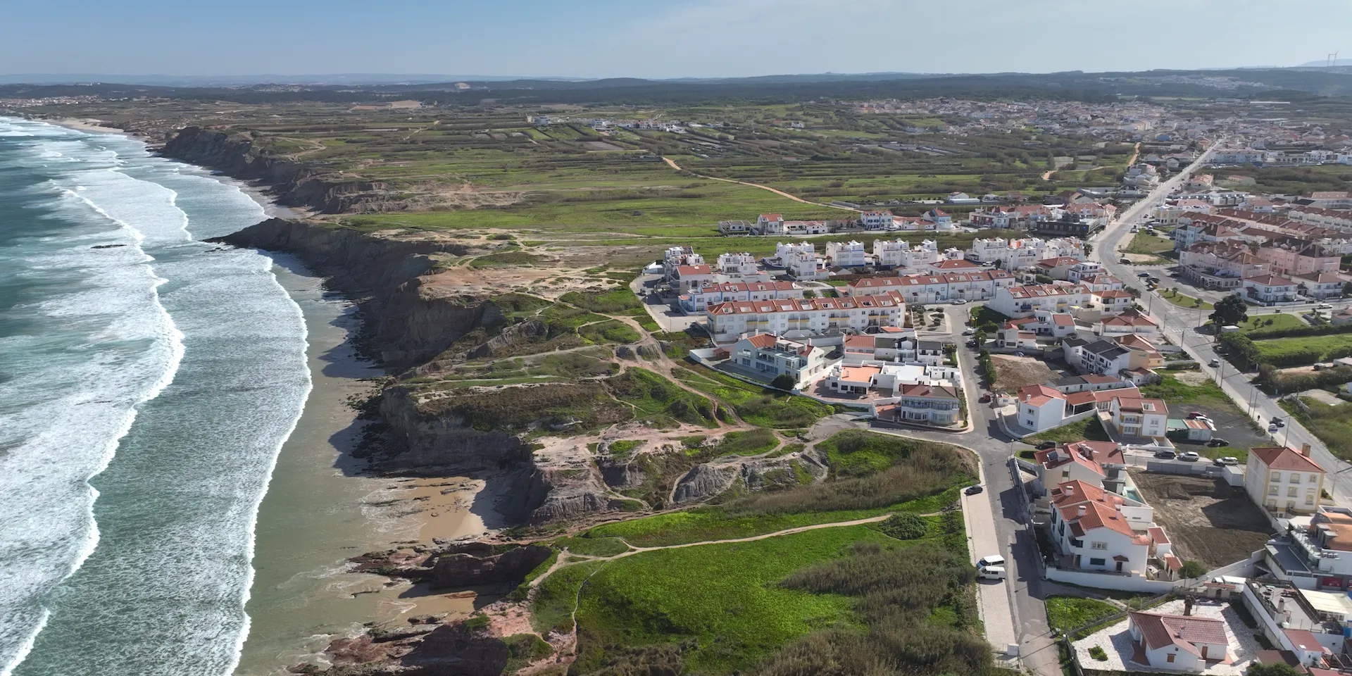 Vista aerea di Surfness Lodge surf house a Baleal Peniche Portugal - architettura tipica portoghese