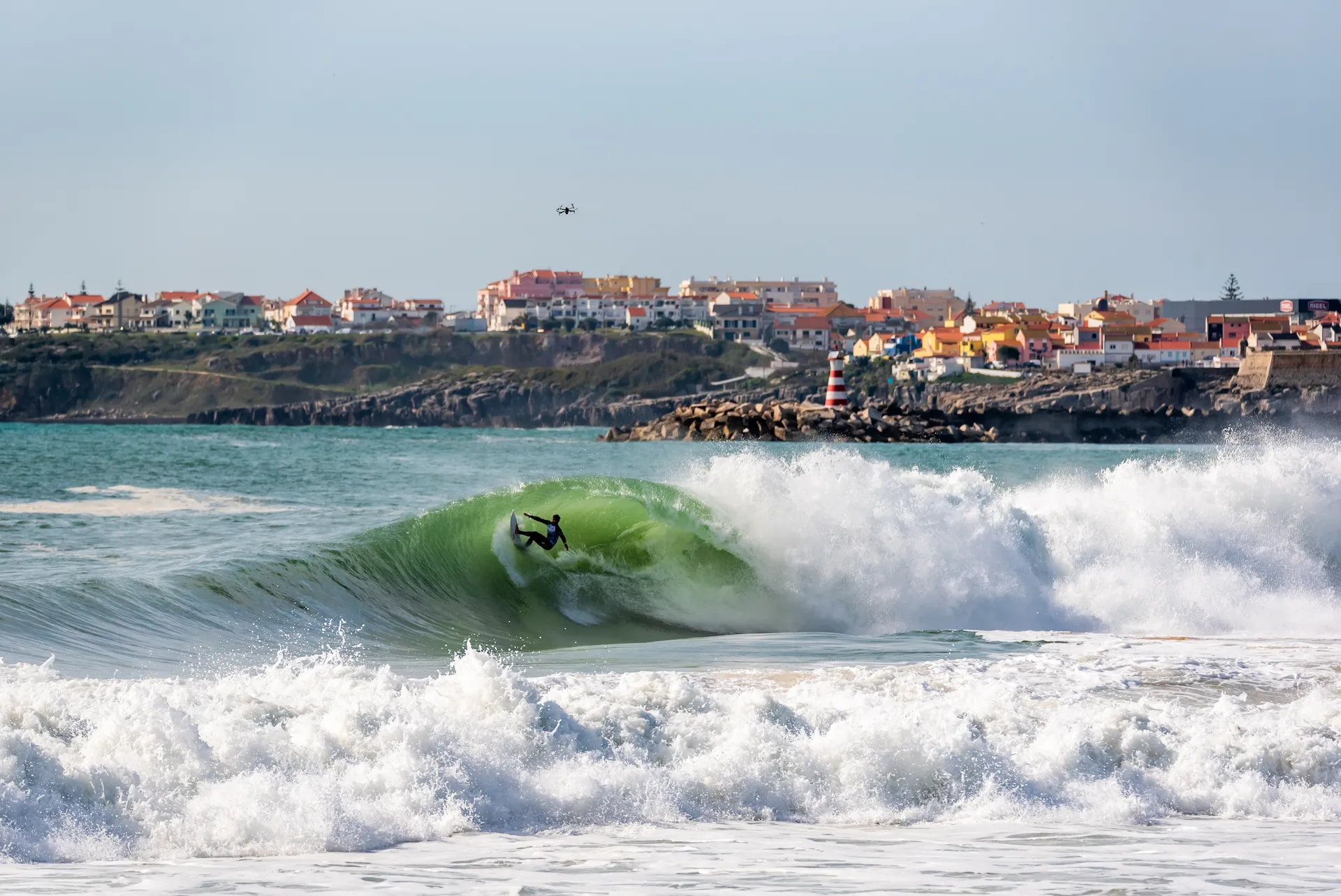 Surfista in un tubo a Supertubos Peniche durante gara WSL - surf spot vicino a Surfness Lodge Baleal Portugal